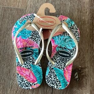 Havaianas Girls Flip Flop Sandals. Gold and tropical floral leopard print. 11/12